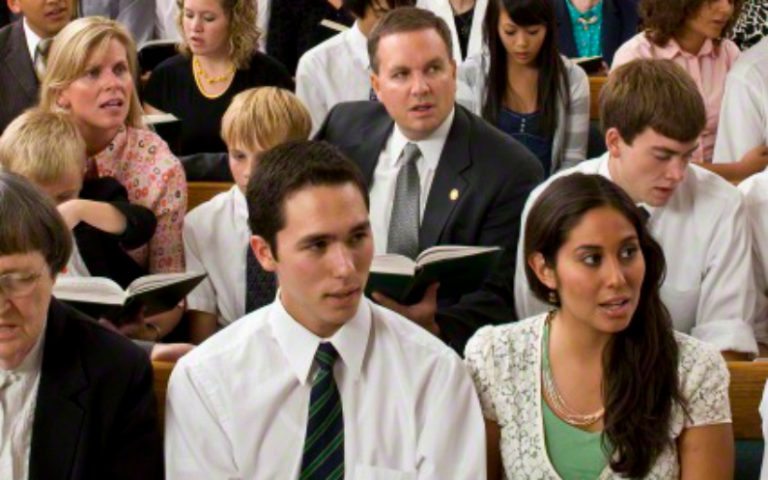 Mormonen singen im Gottesdienst in einer Gemeinde.