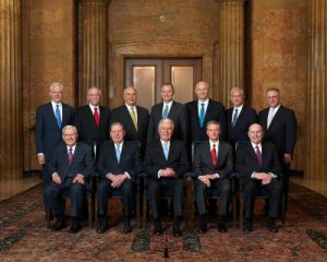 Zu sehen ist das offizielle Kollegium der 12 Apostel. Sie stehen gemeinsam hinter "Die Familie - Eine Proklamation an die Welt".