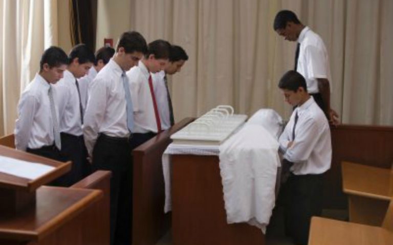 Das Priestertum in Aktion: Das Abendmahl wird gesegnet.