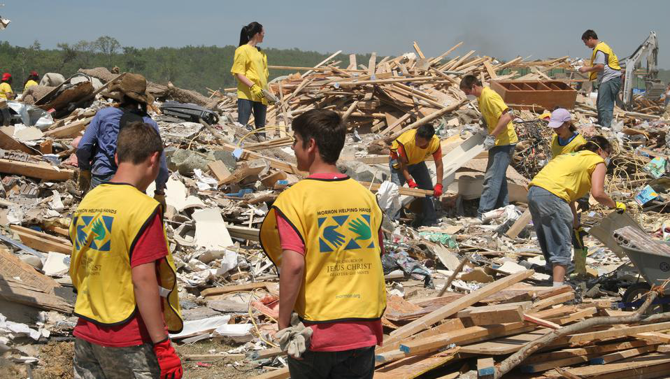 Ein Bild der "Mormon Helping Hands" (freiwillige Mithelfer der Kirche Jesu Christi) bei der Hilfe in einem Katastrophengebiet. 