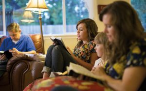 Eine Familie liest gemeinsam im Buch Mormon. Dasist eine wundervolle Möglichkeit, "geistigen Frühjahrsputz" zu betreiben.