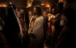 Jesus steht vor seiner Verurteilung vor Kajaphas und dem Sanhedrin (Hoher Rat).