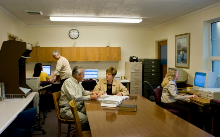 In einem Zentrum für Familiengeschichte wird Familienforschung betrieben.