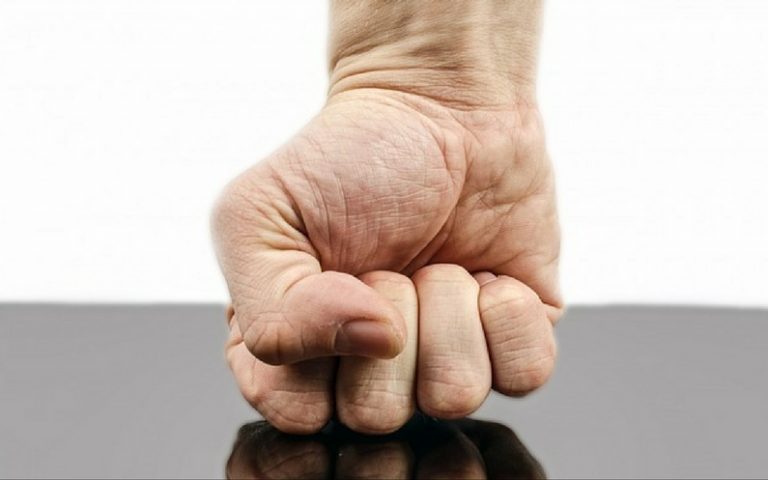 Leider ist ein Faustschlag häufig ein Resultat von menschlichem Zorn.