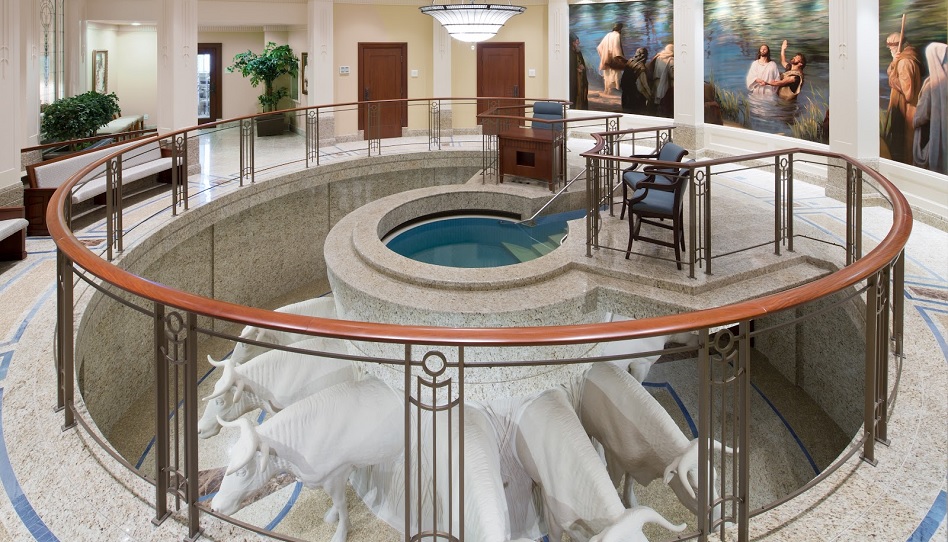 Das Foto eines Taufbeckens in einem Tempel der "Mormonen".