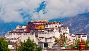 Wenn man den Potala Palast in Lhasa, Tibet, besucht, kann die Luft schon etwas knapper werden.