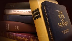 Verschiedene Editionen des Buch Mormons