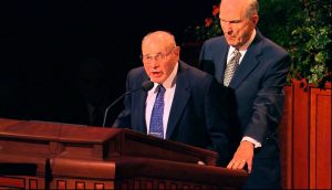 Elder Russell M. Nelson hält Elder Joseph B. Wirthlin