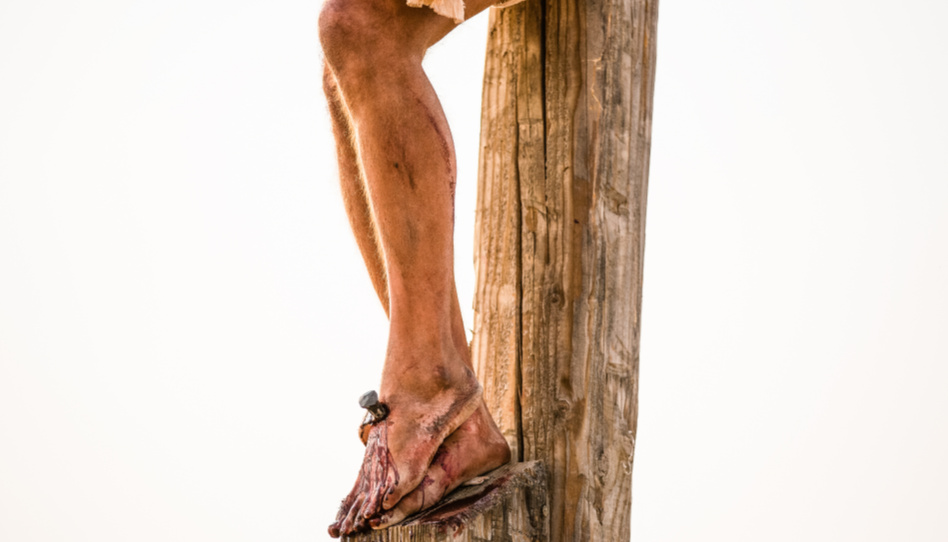 Zu sehen sind die durch einen Nagel durchbohrten Füße des Herrn. Nachdem Christus in Getsemani unvorstellbare Schmerzen erlitt, wurde er nur kurze Zeit später von seinem eigenen Volk verurteilt und an ein Kreuz genagelt, wie ein Verbrecher.