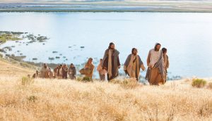 Zu sehen ist Jesus Christus, der einigen seiner Jünger vorausgeht. Viele von ihnen sahen sich derzeit großen Herausforderungen gegenüber.
