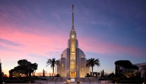 Zu sehen ist der Tempel der Kirche Jesu Christi der Heiligen der Letzten Tage in Rom, um dessen wunderschöne Glasmalereien es in diesem Beitrag geht.