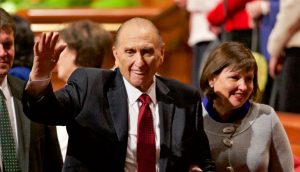 Auf diesem Foto ist ein strahlender Thomas S. Monson zu sehen, der Mitgliedern der Kirche Jesu Christi zuwinkt.