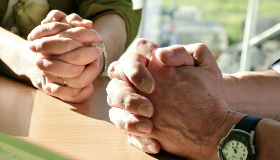 Zu sehen sind jeweils die Hände einer Frau un die Hände eines Mannes, die zum Gebet gefaltet sind.