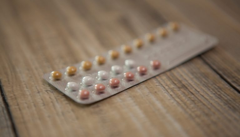 Zu sehen ist eine Packung Pillen, die zur Geburtenkontrolle dient.