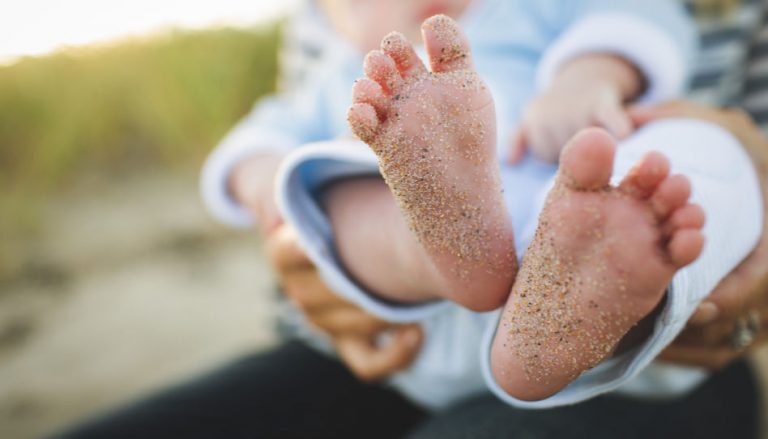 Zu sehen ist ein Baby, vordergründig dessen Füße. In diesem Beitrag sprechen wir über das Recht eines Kindes, Vater und Mutter in seinem Leben zu haben.