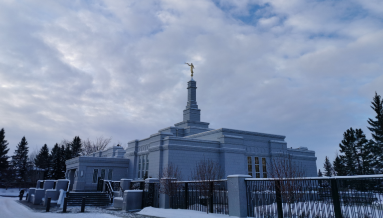 Hier siehst du den Tempel der Kirche Jesu Christi der Heiligen der Letzten Tage in Edmonton, Kanada.