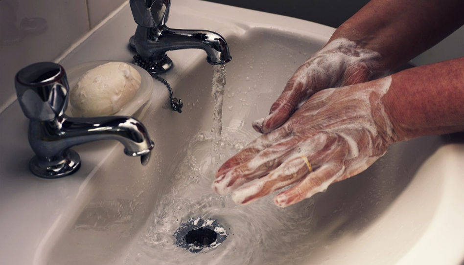 Auf diesem Bild sieht man zwei Hände, die mit Seife gewaschen werden.