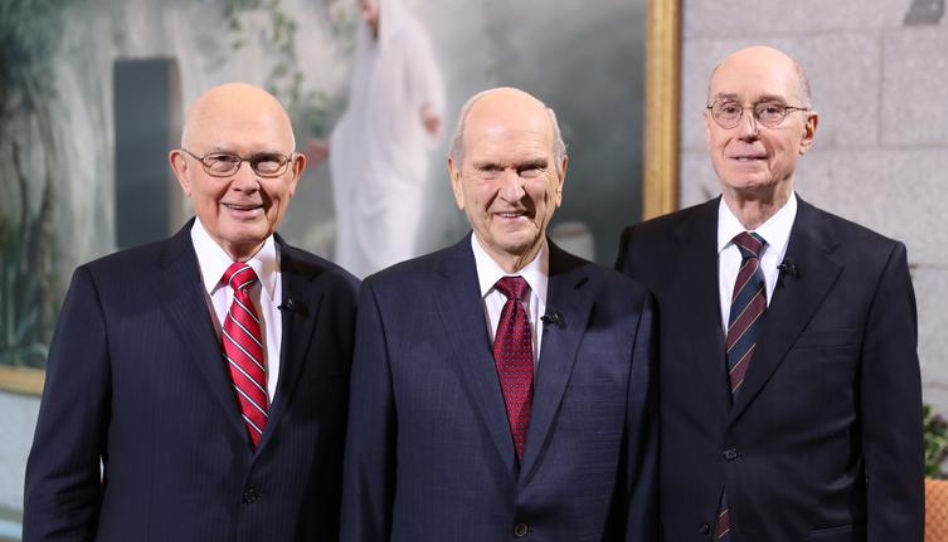 Zu sehen ist ein offizielles Foto der Ersten Präsidentschaft der Kirche Jesu Christi. Von links nach rechts: Dallin H. Oaks (1. Ratgeber), Russell M. Nelson (Präsident) und Henry B. Eyring (2. Ratgeber).
