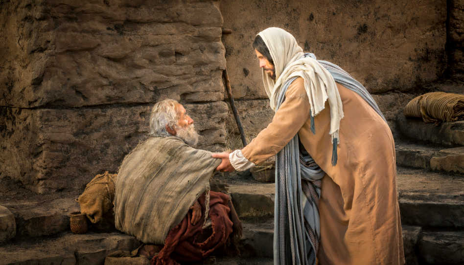 Jesus Christus hilft einem älteren Mann hoch, den er soeben geheilt hat.