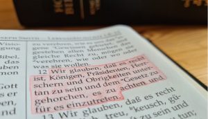 Zu sehen ist der zwölfte Glaubensartikel der Kirche Jesu Christi, markiert in der sogenannten Köstlichen Perle. In diesem Glaubensartikel geht es um Gehorsam.