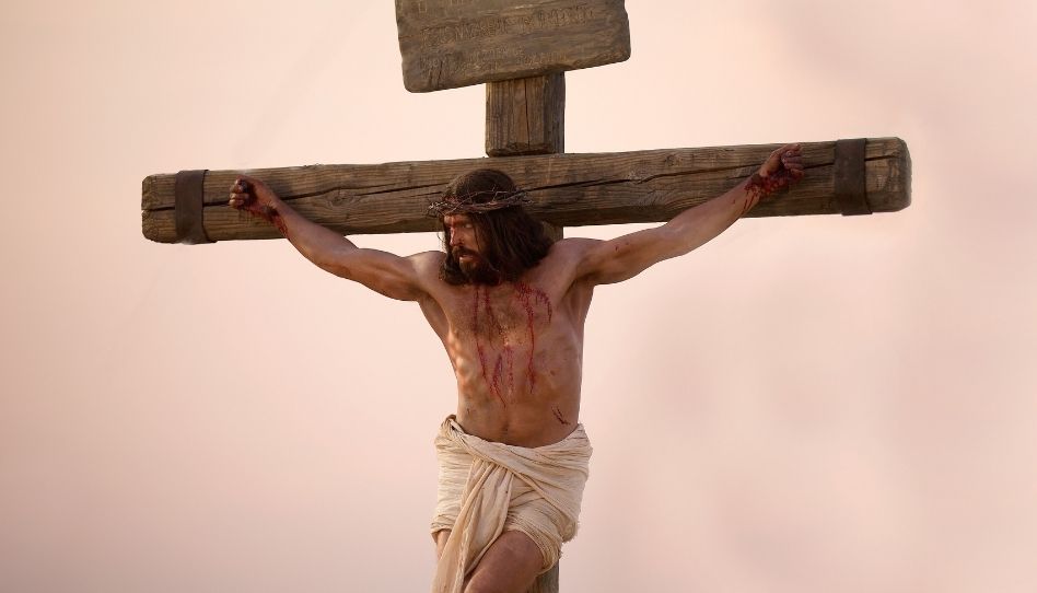Jesus hängt am Kreuz und vollbringt das Sühnopfer