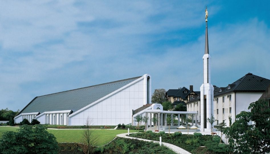 Zu sehen ist der Frankfurt Tempel der Kirche Jesu Christi in Friedrichsdorf.