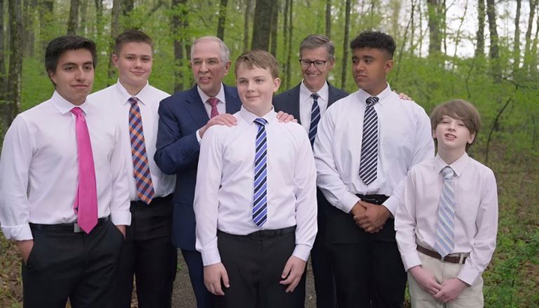 150 Jahre Junge Männer: Elder Andersen, Präsident Lund und 5 junge Männer auf einem Foto.