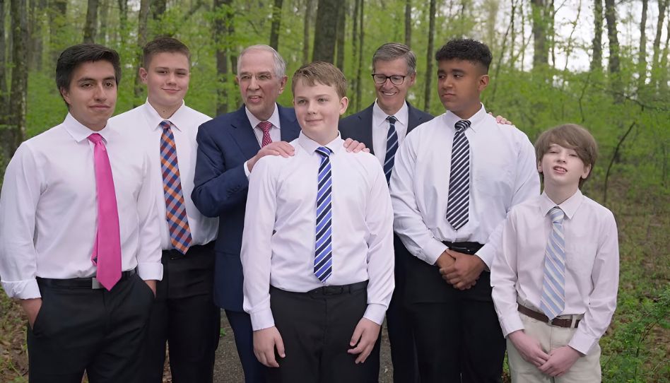 150 Jahre Junge Männer: Elder Andersen, Präsident Lund und 5 junge Männer auf einem Foto.