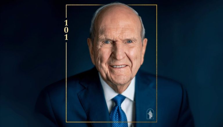 Zu sehen ist Präsident Nelson auf einem etwas älteren Foto anlässlich seines 101 Geburtstages.