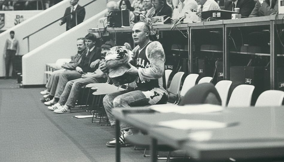 Präsident Oaks als Cosmo the Cougar während eines Basketballspiels im Jahr 1978.