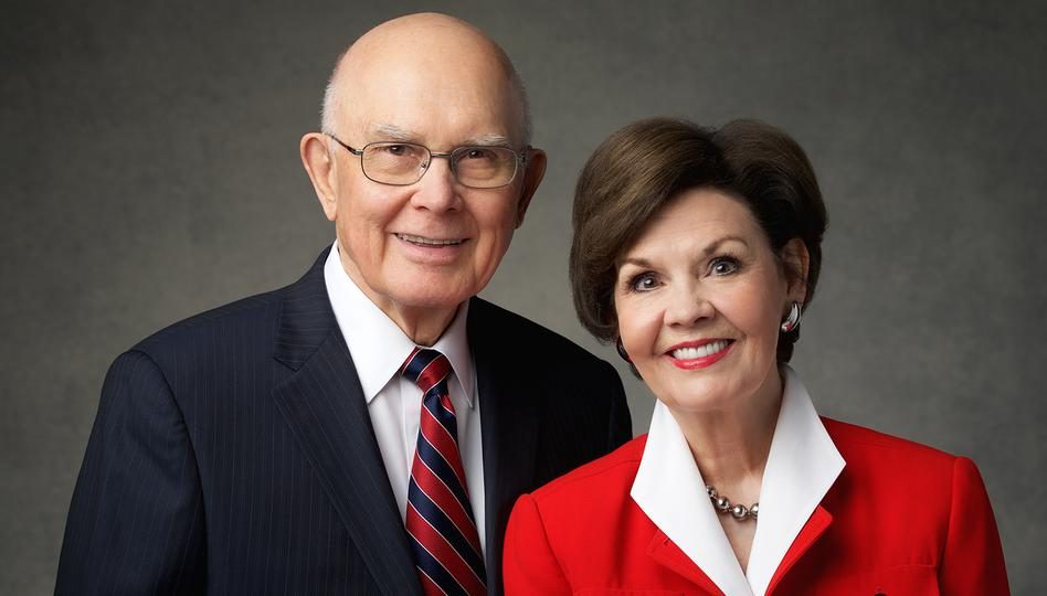 Dallin Harris Oaks und seine Frau Kristen Meredith McMain.