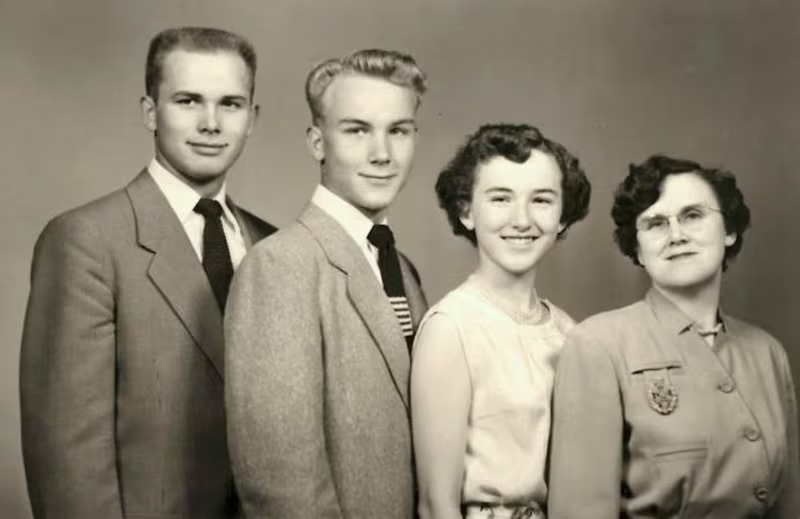 Dallin H. Oaks mit seiner Mutter und seinen zwei Geschwistern.
