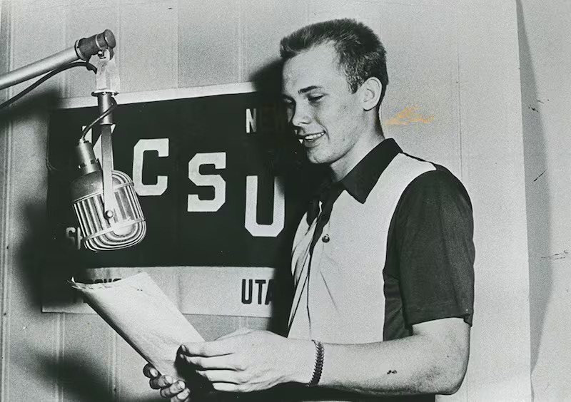 Ein Foto von Dallin Oaks während seiner Zeit als Student, als er Radiomoderator war.