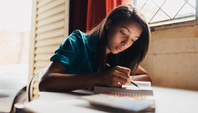 Das Missionsalter für junge Frauen wurde nun auf 18 Jahre runtergesetzt. Hier sieht man zwei solcher jungen Frauen während ihres Dienstes.