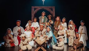 Zu sehen sind verkleidete Kinder, die die Weihnachtsgeschichte nachspielen.