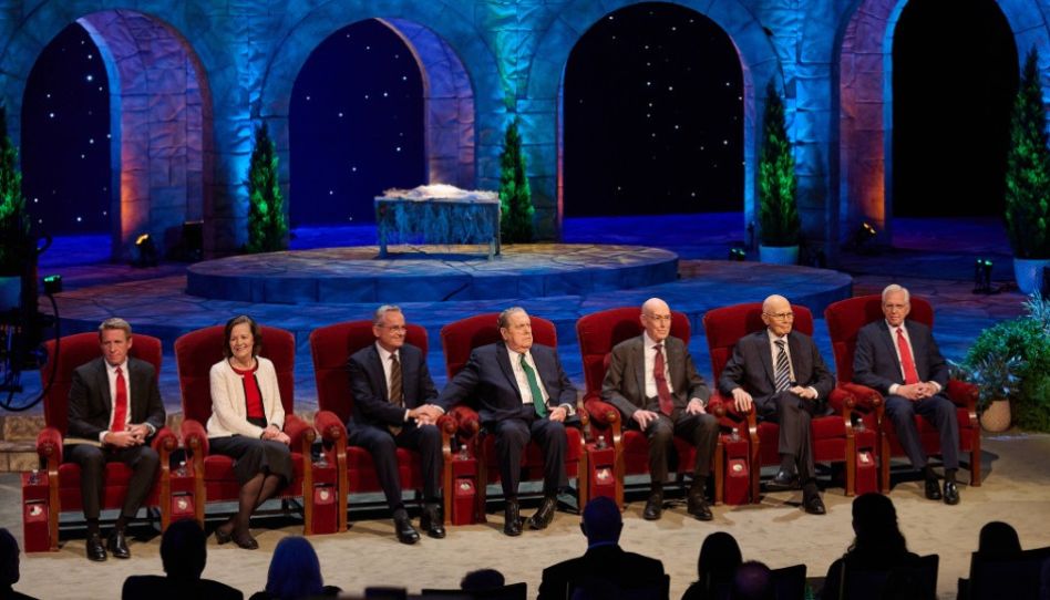 Foto der Ersten Präsidentschaft und von allen Rednern der Weihnachtsandacht 2025.