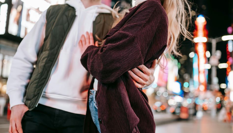Junges Paar umarmt sich und zeigt Zuneigung im Freien – Symbol für eine glückliche Beziehung.