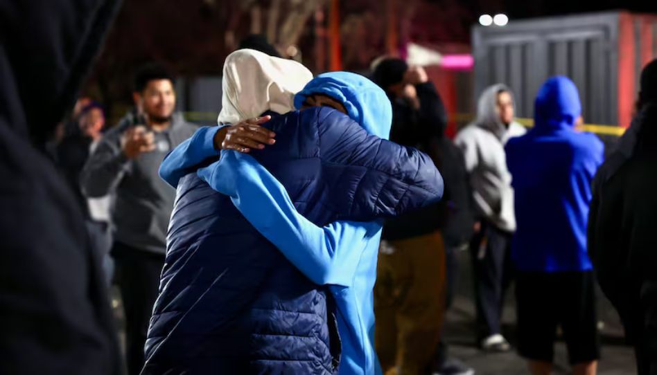 Menschen umarmen sich an einem Versammlungshaus in Salt Lake City, wo 2 Menschen bei einer Schießerei starben und weitere schwer verletzt wurden.