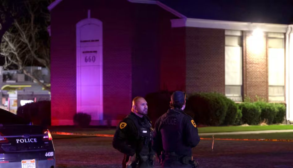 Polizisten vor dem Versammlungsgebäude der Kirche Jesu Christi, wo die Schießerei stattfand.