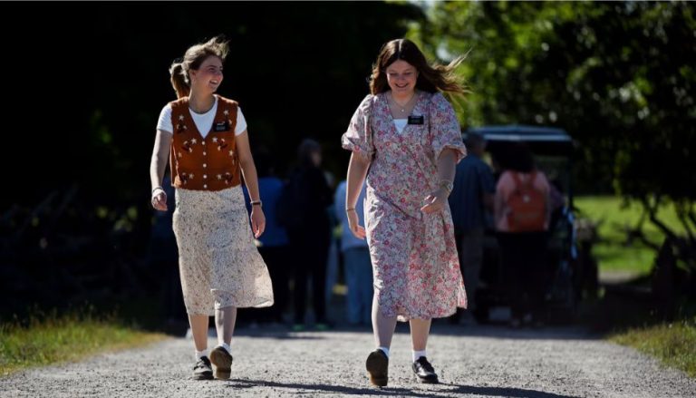 Junge Missionarinnen während der arbeit.