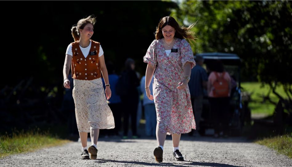 Junge Missionarinnen während der arbeit.