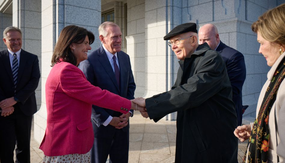 Präsident Oaks begrüßt Susan Bangerter, die Frau von Elder Steven R. Bangerter am Burley Idaho Temple.