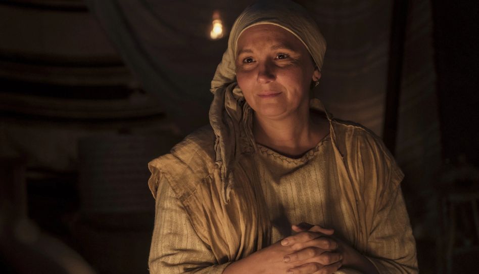 Saria steht hier, leicht lächelnd.