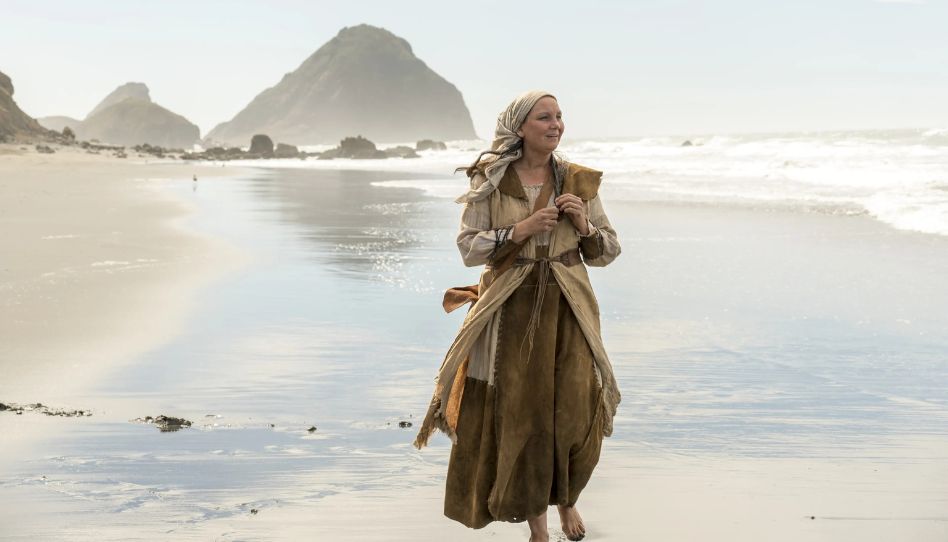 Saria, eine Frau aus dem Buch Mormon, läuft am Strand entlang.