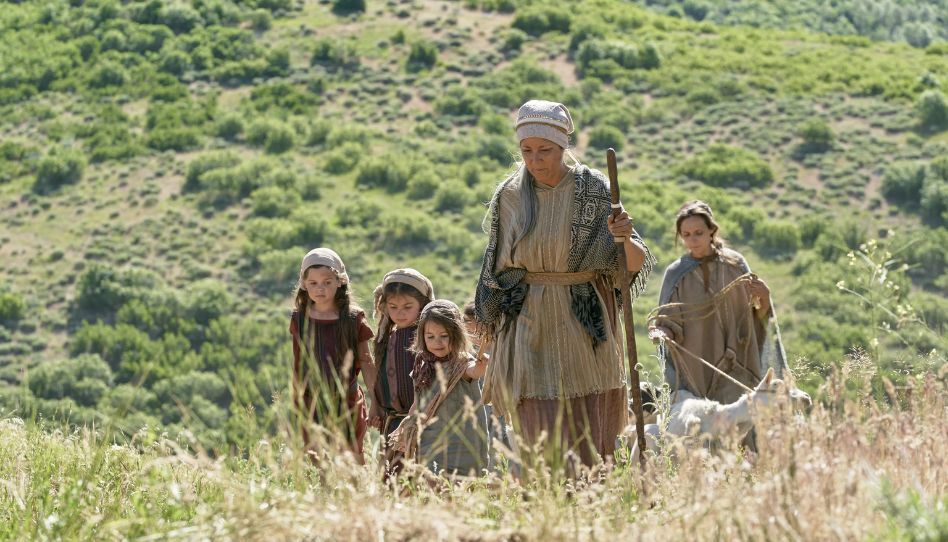 Saria führt einen Teil der Familie durch die Wildnis.