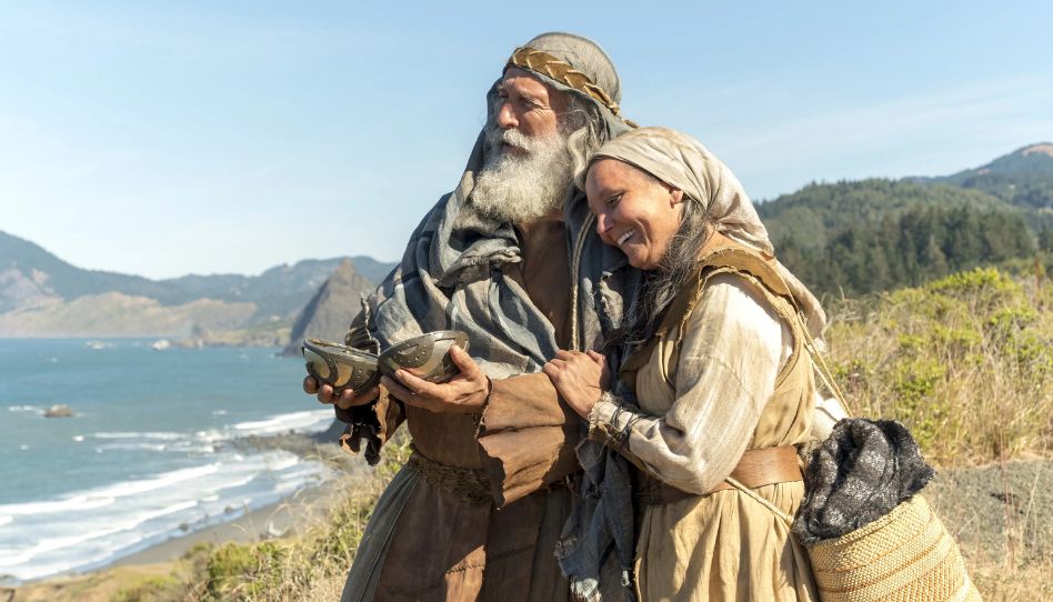 Saria und Lehi stehen am Meer und freuen sich darüber, dass Gott sie an diesen Ort geführt hat.