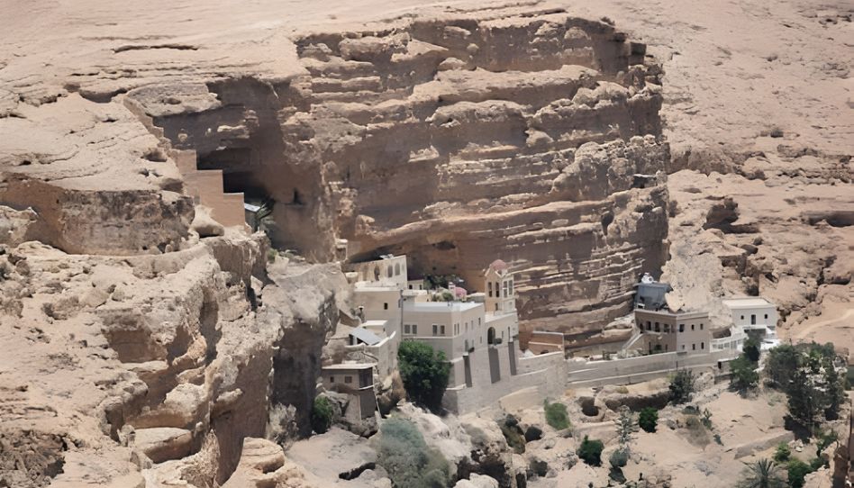 Ein Kloster in den Felsen von Wadi Qelt nahe Jericho, eine stille Wüstenlandschaft, die an die biblische Heimat der Stämme erinnert und die Symbole der 12 Stämme Israels greifbar macht.