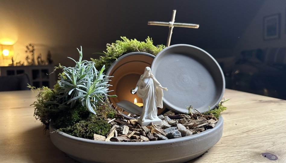 Selbstgemachte Osterszene mit auferstandenem Jesus im Mittelpunkt.