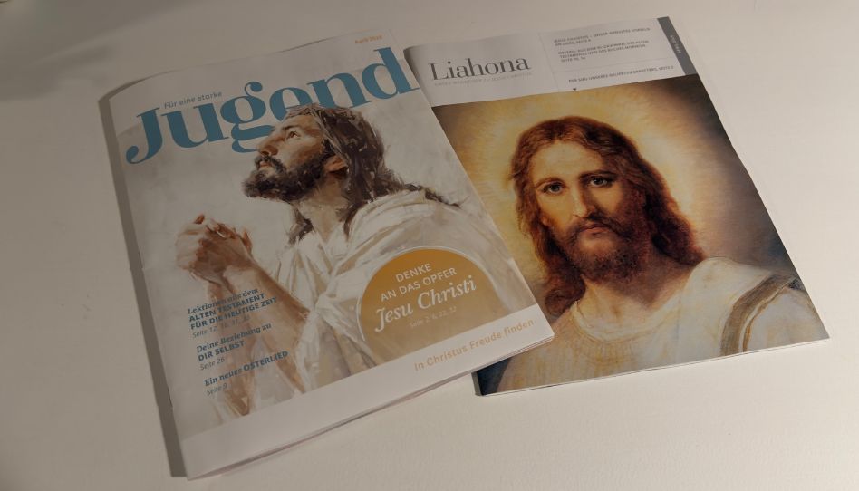 Zu sehen sind zwei Ausgaben des Liahonas, einer Zeitschrift der Kirche Jesu Christi.