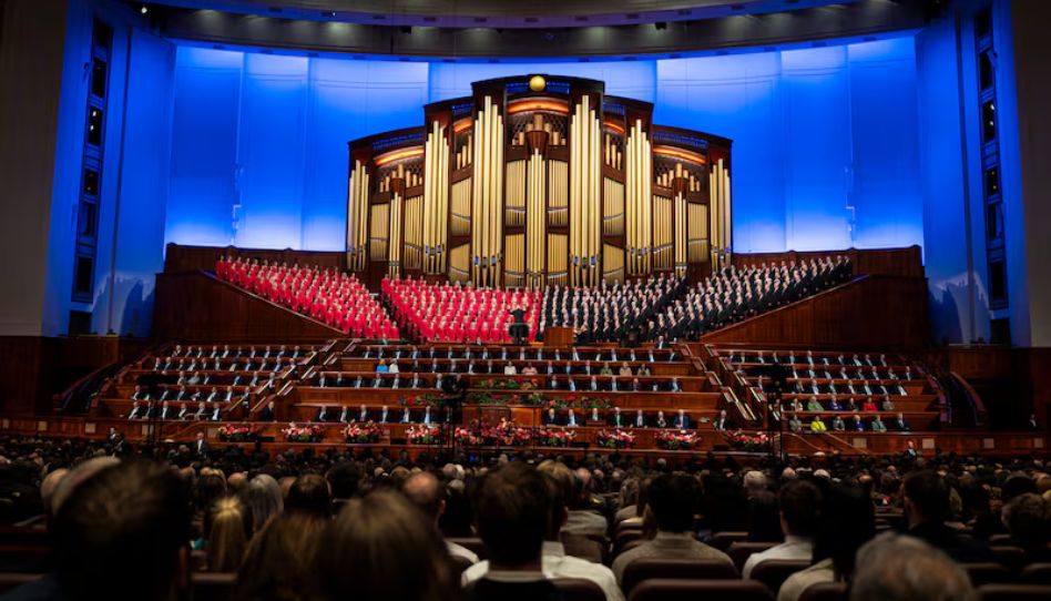 Foto einer Generalkonferenz. Der Tabernacle Choir singt.